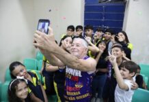 Alunos da EE Vicente Schettini e idosos trocam experiências sobre bullying e etarismo em Manaus
