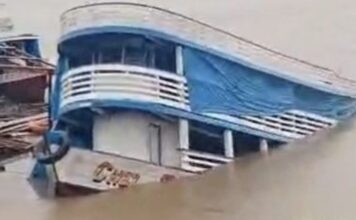 Embarcação naufraga na Orla de Manacapuru no Amazonas