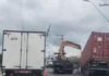 Contêiner solto de carreta bloqueia faixa e causa lentidão em Manaus
