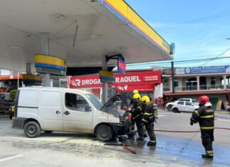 Incêndio atinge carro dentro de posto e mobiliza bombeiros em Manaus Foto: Murilo Rodrigues