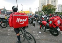 TST mantém decisão e livra iFood de pagamento a entregador contratado por empresa intermediária