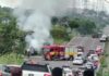 Fiorino pega fogo após atingir poste e causa congestionamento em Manaus