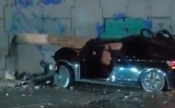 Carro fica destruído após bater em poste na Avenida Efigênio Salles em Manaus