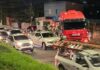 Caminhão rebocado atinge caminhonete e deixa trânsito lento em Manaus