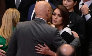 Em posse de Nunes Marques, Moraes cumprimenta Michelle Bolsonaro