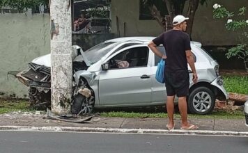 Carro fica destruído após acidente e colisão contra poste na Avenida São Jorge em Manaus