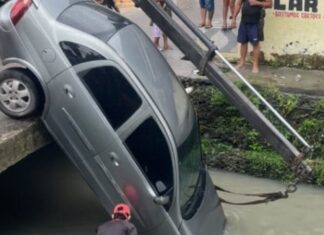 Veículo despenca de ponte e vai parar dentro de igarapé no interior do Amazonas