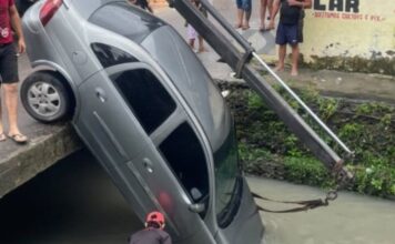 Veículo despenca de ponte e vai parar dentro de igarapé no interior do Amazonas