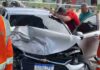 Motorista perde controle e bate carro em mureta próximo ao viaduto do Japiim em Manaus