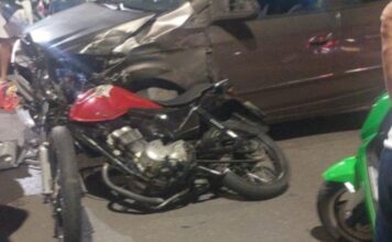 Acidente entre moto e carro deixa duas pessoas feridas na Zona Sul de Manaus