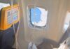 Momento de pânico: passageiro é salvo após ser sugado por janela de avião