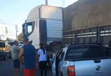 Caminhão fecha carro durante conversão e provoca acidente em Manaus