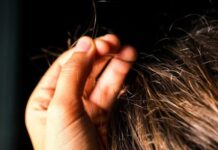 Mulher é espancada e tem parte do cabelo arrancado por dívida em compras de roupas