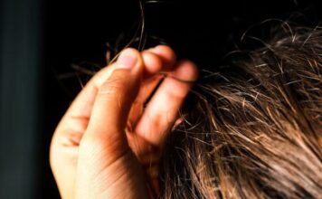 Mulher é espancada e tem parte do cabelo arrancado por dívida em compras de roupas
