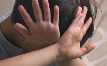 Pai é preso por espancar filho de 3 anos que defecou e urinou na roupa