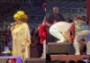 Alcione cai durante show e é socorrida pela produção no Maranhão