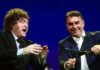 Flávio Bolsonaro dança rock com Milei e simula “corte da esquerda” em convenção do PL