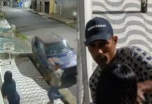 VÍDEO: criminosos de moto roubam mulher em frente à própria casa durante a madrugada