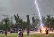 Jogador morre após ser atingido por raio durante partida de futebol