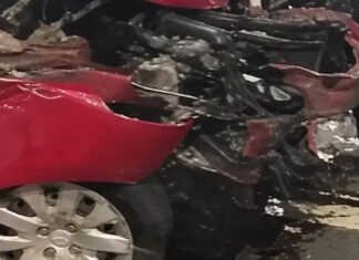 Veículo fica destruído após colidir contra meio-fio na Avenida das Torres em Manaus