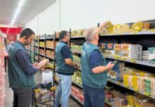 Fiscalização do Procon retira mais de 650 produtos irregulares de supermercados em Manaus