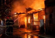 Incêndio destrói casa e atinge outras duas na Zona Leste de Manaus