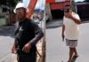 Vídeo mostra homem intimidando trabalhadores durante discussão em rua de Manaus