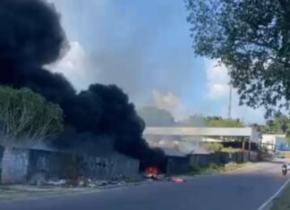 Veja: Incêndio sai do controle, ameaça casas e assusta moradores na Zona Norte de Manaus