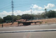 Semirreboque se desloca e destrói parada de ônibus na zona Sul de Manaus