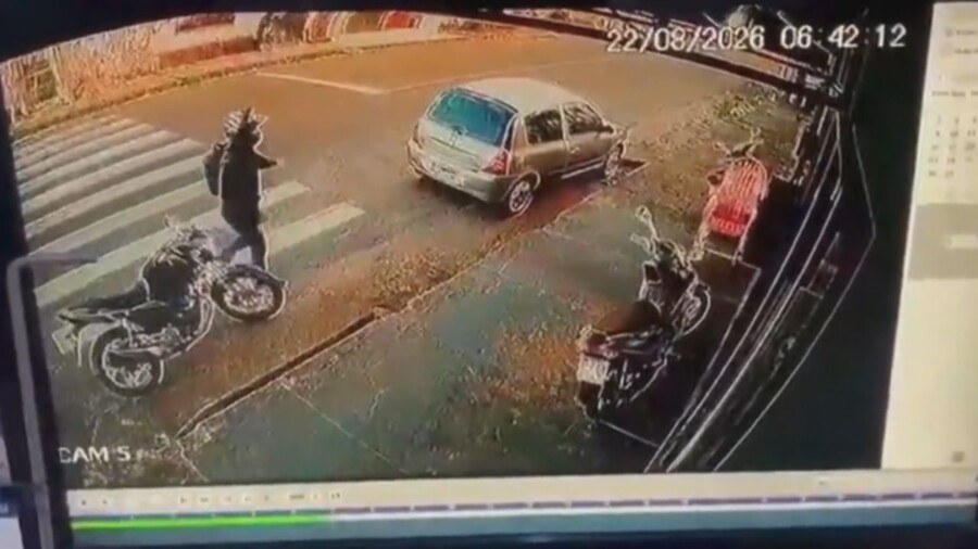 Câmera flagra momento em que suspeito assalta loja de joias e foge de lancha em Manicoré