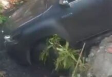 Motorista bate em carros estacionados e cai com veículo dentro de igarapé em Manaus Motorista bate em carros estacionados e cai com veículo dentro de igarapé em Manaus