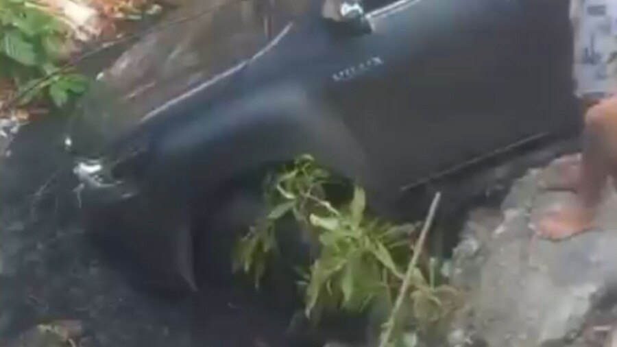 Motorista bate em carros estacionados e cai com veículo dentro de igarapé em Manaus Motorista bate em carros estacionados e cai com veículo dentro de igarapé em Manaus