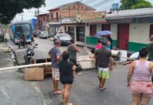 Moradores fecham rua após quatro dias sem energia elétrica em Manaus