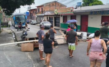 Moradores fecham rua após quatro dias sem energia elétrica em Manaus
