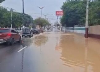 Vazamento deixa Avenida Coronel Teixeira coberta de lama e causa interdição em Manaus