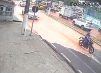 Vídeo mostra momento em que adutora rompe e alaga avenida em Manaus