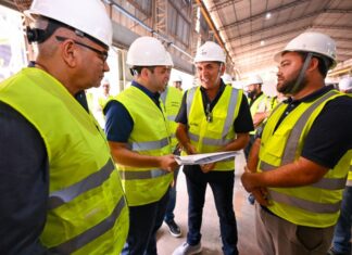 Roberto Cidade inspeciona construção de terminais flutuantes para comunidades do interior do Amazonas