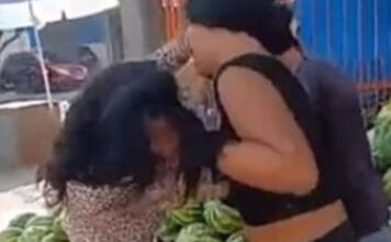 Perto de banca de melancia, mulheres caem na 'porr4d4' em Coari; veja o vídeo