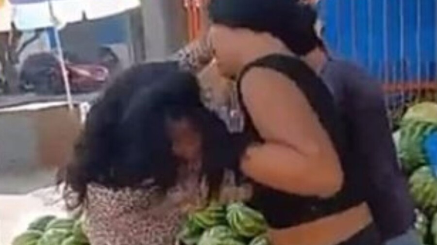 Perto de banca de melancia, mulheres caem na 'porr4d4' em Coari; veja o vídeo