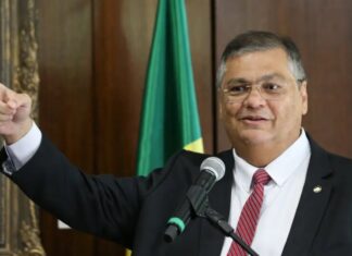 Dino pede vista durante julgamento de Moraes e critica sessão “desastrada” do STF