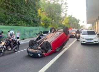 Capotamento na Constantino Nery causa trânsito caótico na zona Centro-Sul