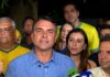 Flávio Bolsonaro celebra votação no 1º turno e declara: “Estou muito feliz com o resultado”