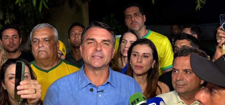 189368,flavio-bolsonaro-comemora-resultado-do-1-turno-e-diz-brasil-quer-mudanca-3