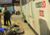 Passageira tem perna esmagada após moto ser prensada por ônibus em Manaus
