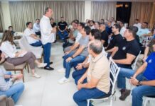 Após reunir apoio dos 62 prefeitos, Omar amplia aliança na capital com 37 vereadores