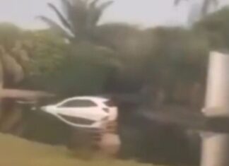 Carro perde o controle e vai parar dentro de lago de motel em Manaus