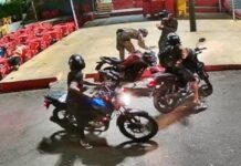 Criminosos armados com capacetes roubam moto e celulares de jovens no Parque Dez, em Manaus