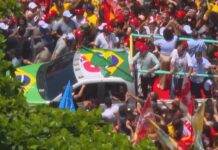 Na véspera da votação, Lula mobiliza apoiadores em Copacabana, no Rio de Janeiro
